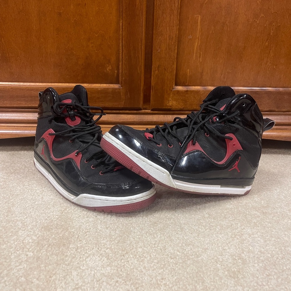 size 9 red and black Jordan high top basketball shoes